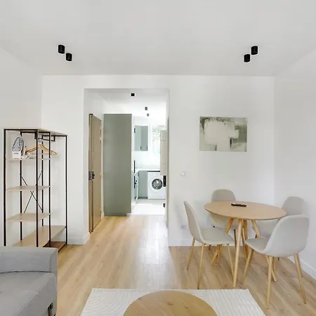 Cozy & Equipped 5 Min From The Metro *
